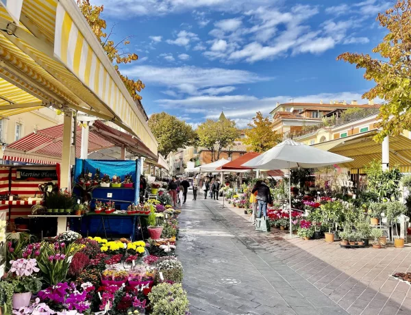 Marché du Cours Saleya à Nice dans le Vieux Nice