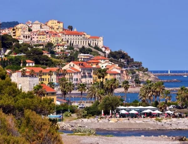 Vue panoramique pour visiter Imperia en Ligurie à seulement 1h de Nice