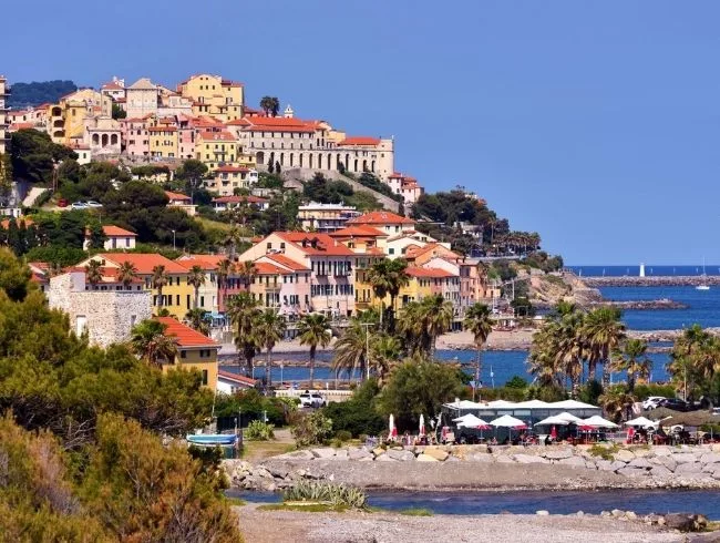 Vue panoramique pour visiter Imperia en Ligurie à seulement 1h de Nice