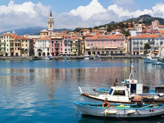 Port d'Oneglia à Imperia avec ses façades colorées et ses bateaux de pêche