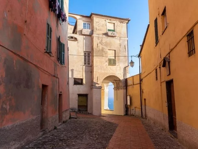 Ruelle du centre historique de Porto Maurizio à Imperia
