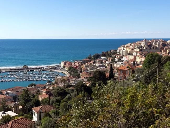 Panorama sur Porto Maurizio et le port d'Imperia en Ligurie