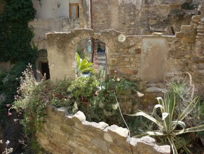 Les 15 plus beaux villages italiens à visiter à moins de 2h de Nice 3 Bussana Vecchia - lemagalire.fr