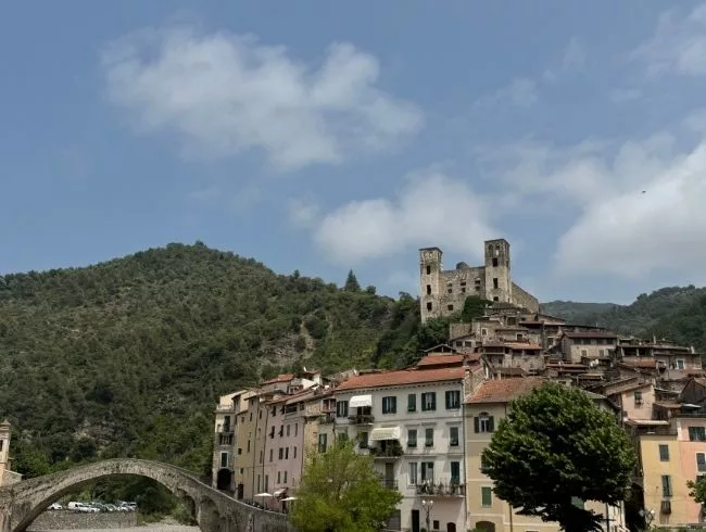 Les 15 plus beaux villages italiens à visiter à moins de 2h de Nice 1 dolceaqua - lemagalire