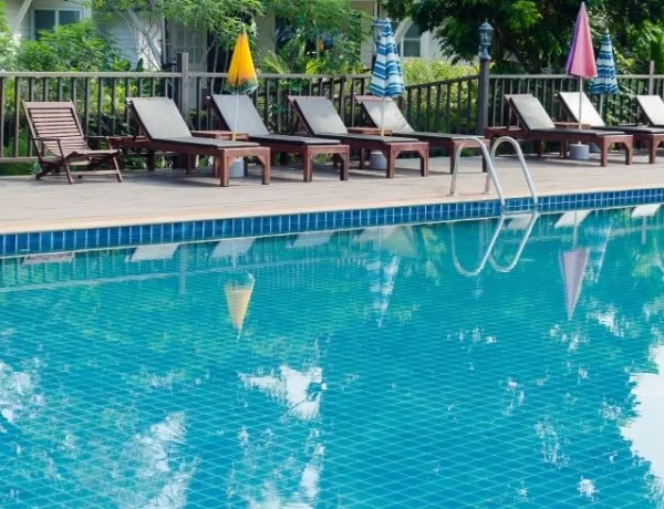 Où se baigner cet été ? Le guide des piscines à Nice 5 piscines à nice : le guide de l'été